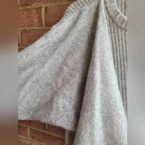 CAbi Nip Sweater With a long shawl extending from hand to shoulder 69×28 - Picture 7 of 12